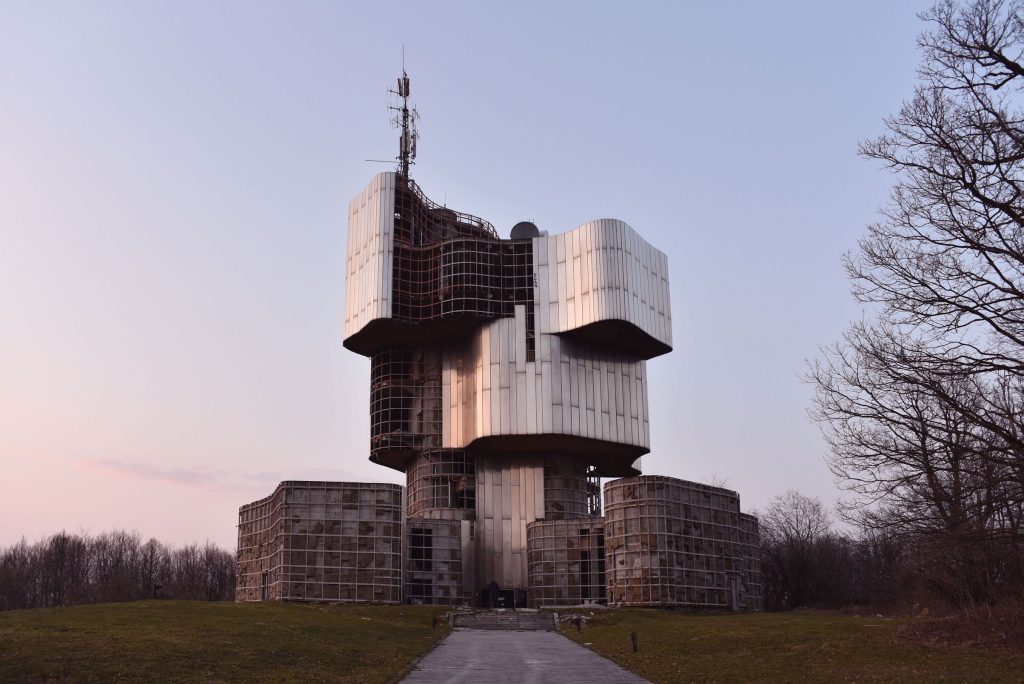 spomenik petrova gora
